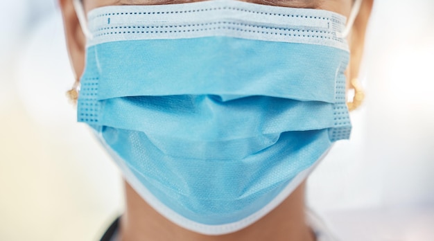 Gesundheitswesen covid und Arzt mit chirurgischer Maske Gesicht Nahaufnahme und beschnitten Sicherheit im Krankenhaus für medizinisches Personal in der Chirurgie oder Forschung Schutz vor Viren und Infektionen für Frauen in der Medizin