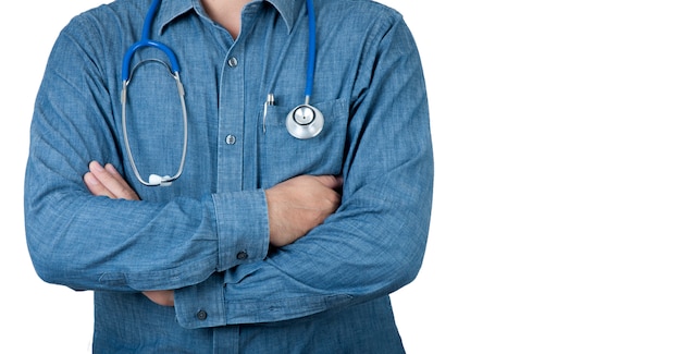 Gesundheitswesen-Konzept. Gesundheitswesen-Doktor mit blauem Hemd und Stethoskop auf Isolathintergrund.