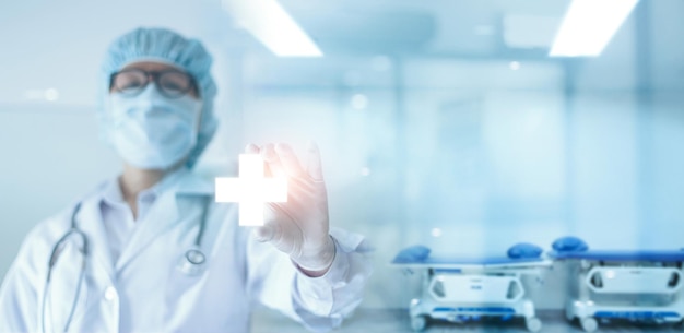 Gesundheitswesen und Arzt halten medizinische Ikone COVID19 Pandemiekrise Krankenversicherung