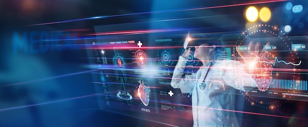 Gesundheitswesen und Medizin Kardiologe Arzt VR-Headset tragen und Diagnosedatensatz holografisch