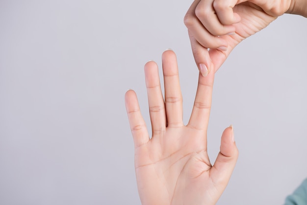 Gesundheitswesen und medizinisches Konzept. Frau, die ihren schmerzlichen Zeigefinger massiert