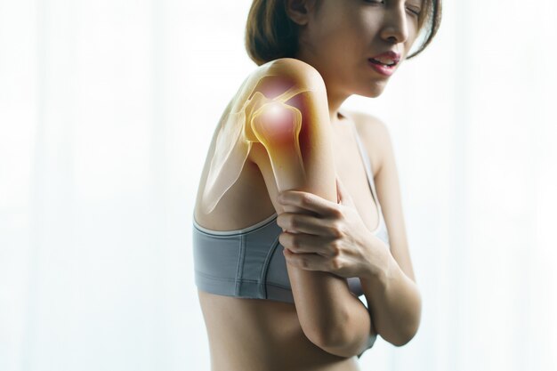 Gesundheitswesen und medizinisches Konzept. Nahaufnahme weiblicher Arm. Armschmerzen und Verletzungen.