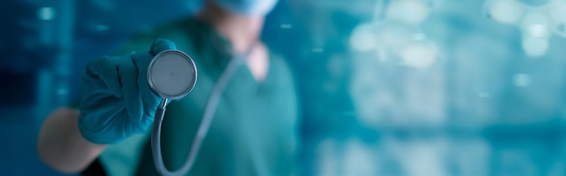 Gesundheitswesen und medizinisches Konzept Professioneller Medizinarzt mit Stethoskop auf Laborchirurgen