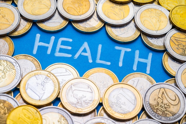 Foto gesundheitswort mit münzen umgeben kosten für gesundheitsversorgung medizinische versorgung