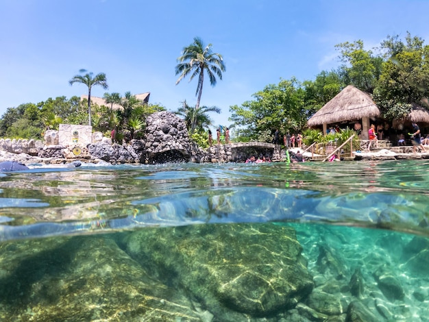 Geteilte Unterwasseransicht in der Schnorchellagune im Xcaret-Park am Maya-Riviera-Resort Xcaret ist ein