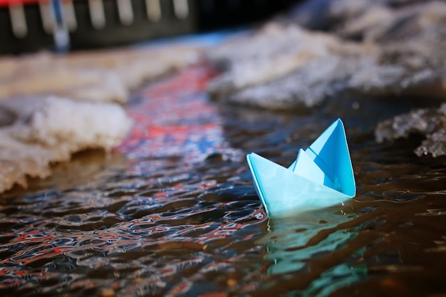 Getöntes Fotopapierboot auf der Frühlingsstraße