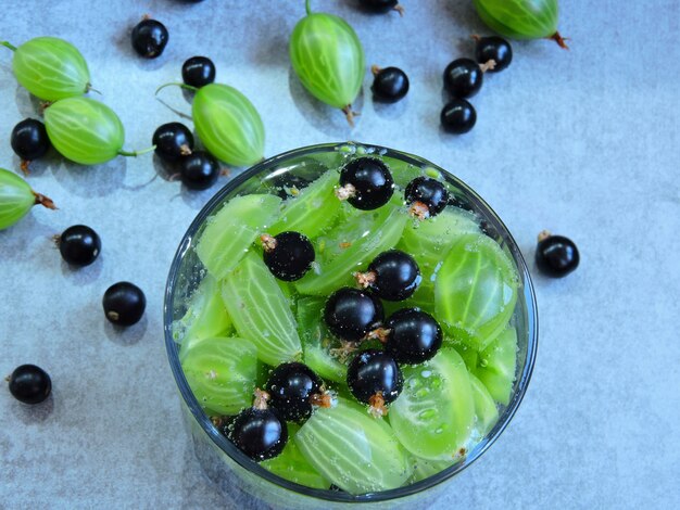 Getränk aus schwarzen Johannisbeeren und Stachelbeeren.