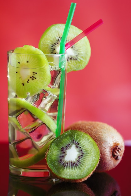 Getränk mit Kiwi und Eis