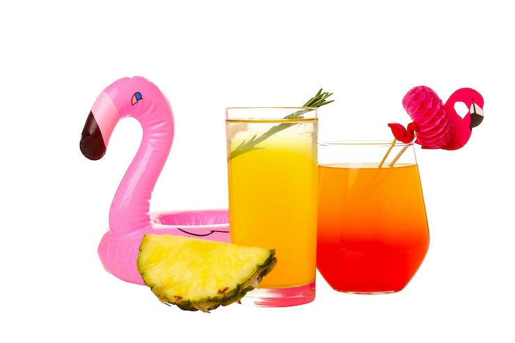 Foto getränke frische sommercocktails zum auffrischen isoliert auf weißem hintergrund