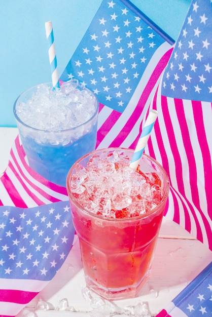 Getränke für die Feier zum amerikanischen Unabhängigkeitstag. USA-Flagge gefärbt rot und blau gefrorene Cocktails kopieren Raum