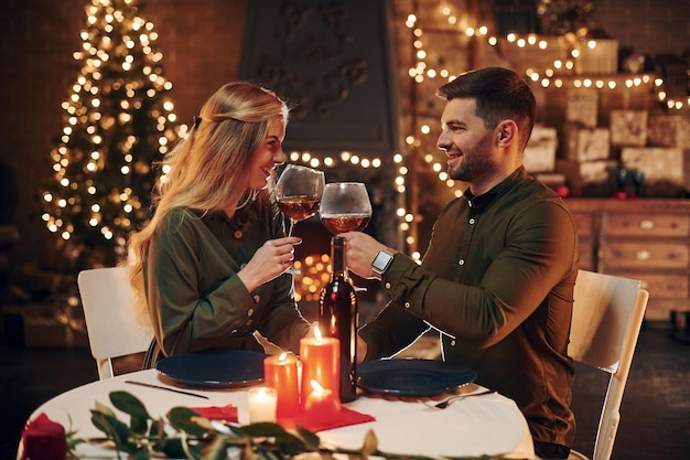 Getränke Wein Junge schöne Paare haben zusammen ein romantisches Abendessen drinnen