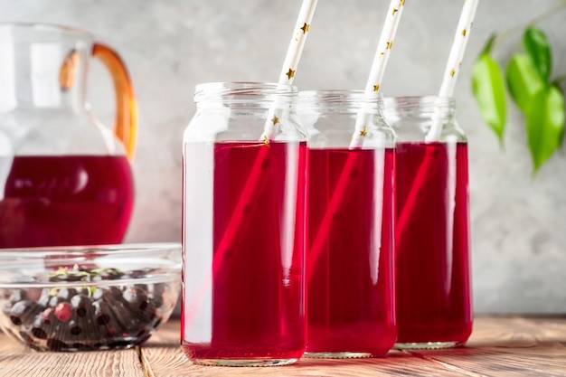 Foto getränkekompott von roten beerenkirscheblaubeeren der beeren in den cocktailgläsern