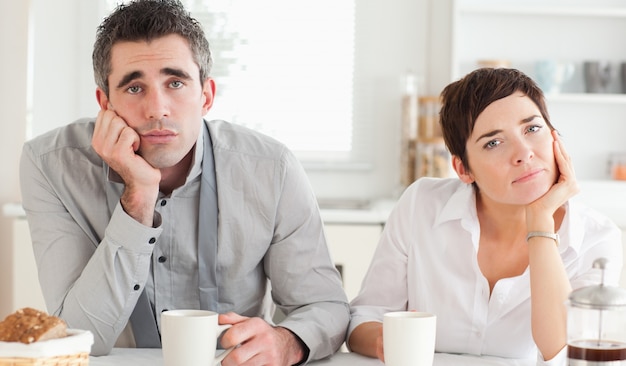 Getragene Paare, die Kaffee trinken