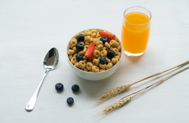 Getreide mit Heidelbeeren, Milch und Honig Frühstück auf weißem Hintergrund