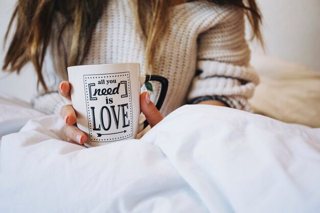 Foto getreidefrau, die netten becher im bett hält