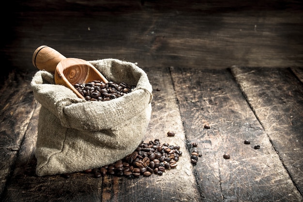 Getreidekaffee in einer Tüte. Auf einem hölzernen Hintergrund.