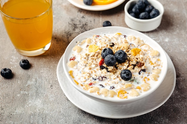 Getreidemüsli und Cornflakes mit Blaubeeren