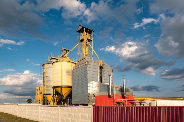 Getreidespeicher Agroverarbeitungs- und Produktionsanlage für die Verarbeitung und Silbersilos zum Trocknen, Reinigen und Lagern von landwirtschaftlichen Produkten, Mehl, Getreide und Getreide