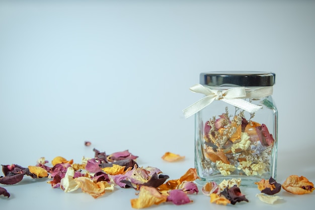 Getrocknet vom Blütenblatt der Rose, Aromablume im Vase