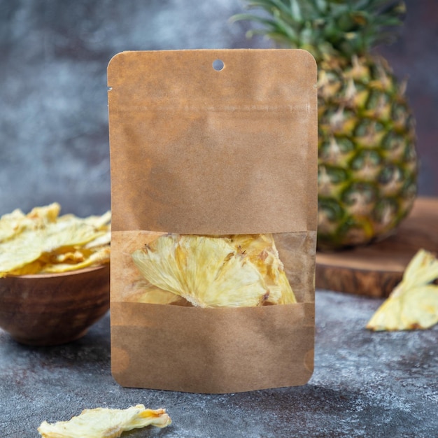 Foto getrocknete ananas in papierverpackung