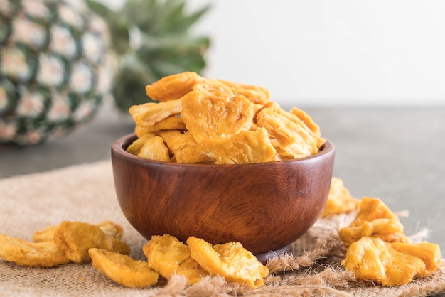 Foto getrocknete ananas knusprige chips