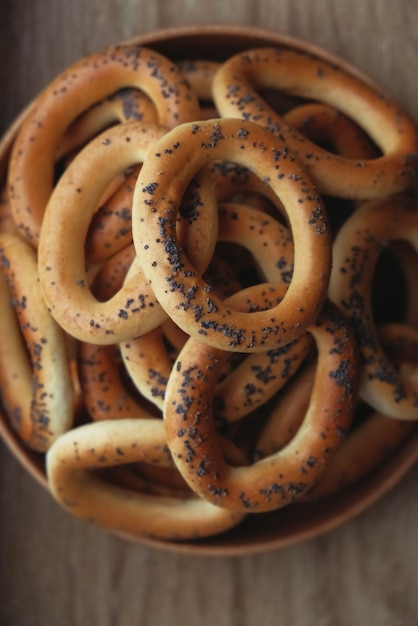 Getrocknete Bagels mit Mohn in einer Holzschale