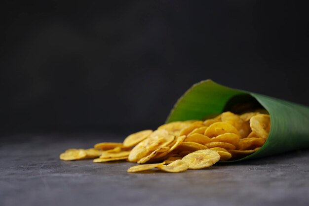 Getrocknete Bananenchips oder Bananenwaffeln, die aus dem Bananenblattkegel verschüttet wurden