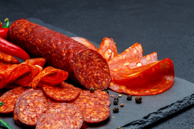 Getrocknete Bio-Salami-Wurst auf Holzschneidebrett