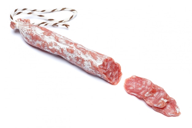 Getrocknete Bio-Salami-Wurst auf Weiß isoliert