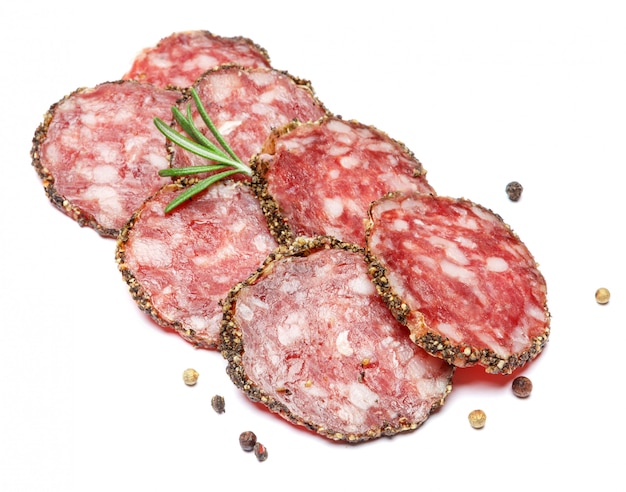 Getrocknete Bio-Salami-Wurst bedeckt mit Pfeffer auf weiß isoliert