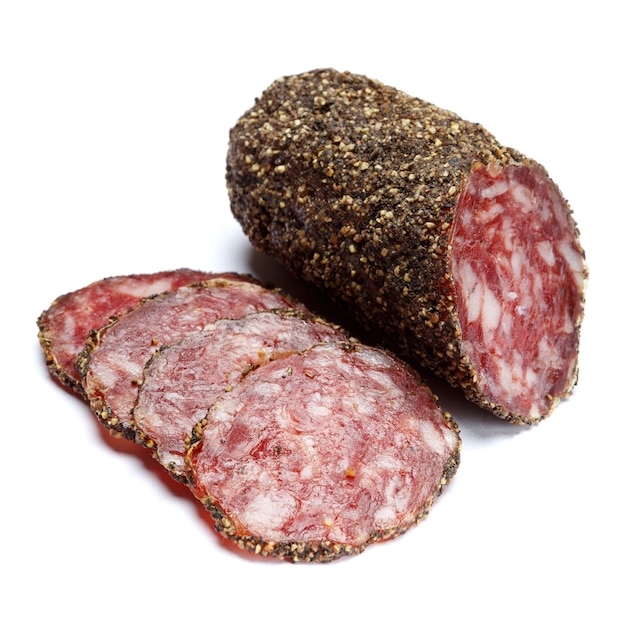 Getrocknete Bio-Salami-Wurst bedeckt mit Pfeffer auf weiß isoliert