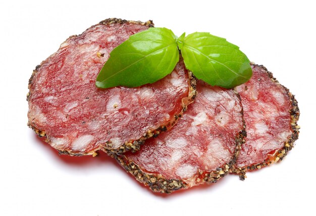 Getrocknete Bio-Salami-Wurst bedeckt mit Pfeffer auf weiß isoliert