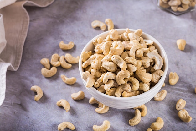 Getrocknete Cashewnüsse in einer Schüssel auf dem Tisch für eine vegetarische Ernährung