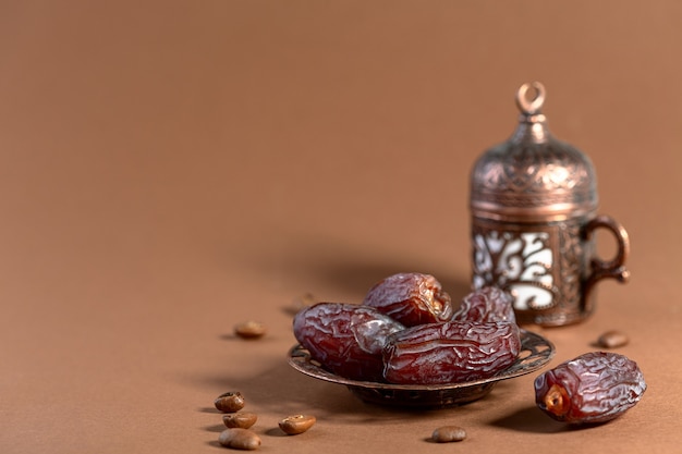 Getrocknete Datteln sind traditionelle orientalische Desserts für arabischen Kaffee, ein selektiver Schwerpunkt. Monochromer Stil. Speicherplatz kopieren.