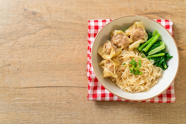 getrocknete Eiernudeln mit Schweinefleisch Wonton oder Schweinefleischknödel ohne Suppe asiatische Küche