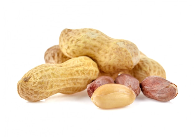 Getrocknete Erdnüsse lokalisiert auf weißem Hintergrund