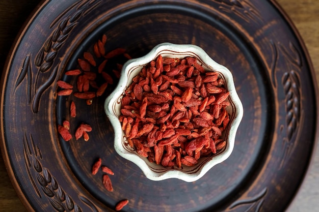 Getrocknete Goji-Beeren in einer Lehmschüssel