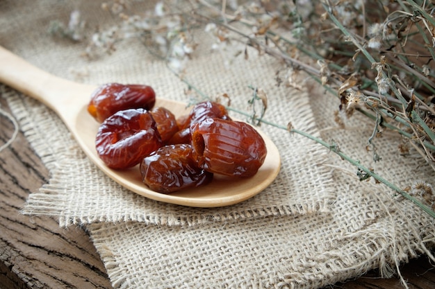 Getrocknete Jujube auf hölzernem Hintergrund