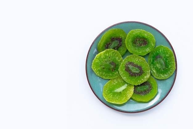 Getrocknete Kiwis auf weißem Hintergrund