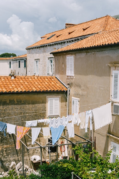 Getrocknete Kleidung an Seilen zwischen Gebäuden in der Altstadt von Dubrovnik