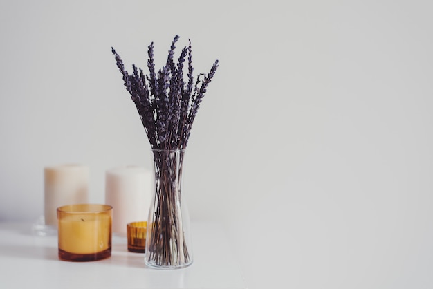 Getrocknete Lavendel- und Aromakerzen
