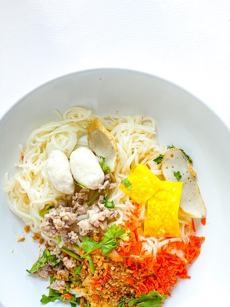 Getrocknete Nudeln im thailändischen Lebensmittelstil auf weißem Hintergrund