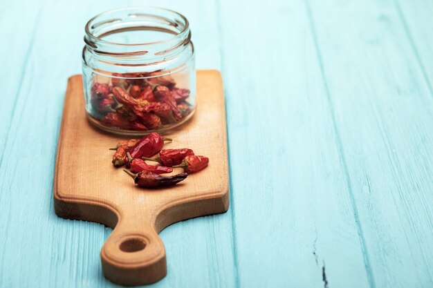 Getrocknete Paprika auf einem Schneidebrett