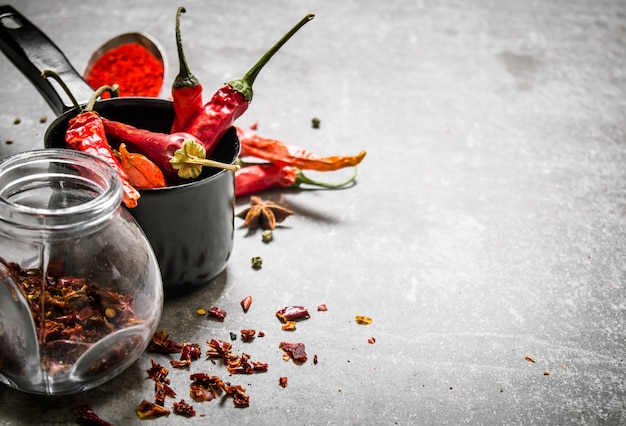 Getrocknete Paprika im Glas. auf steinernem Hintergrund.