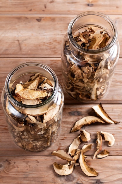 Getrocknete Pilze Pilze im Glas auf dem Holztisch