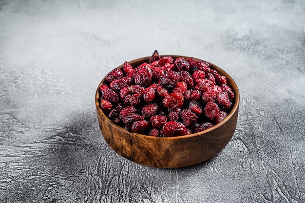 Getrocknete Preiselbeeren in einer Holzschale