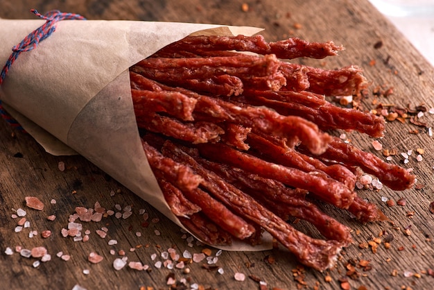 Getrocknete Rind- und Schweinefleischscheiben mit Gewürzen und Kräutern