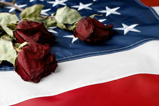 Getrocknete Rosen auf dem Konzept des Veterans Day der amerikanischen Nationalflagge