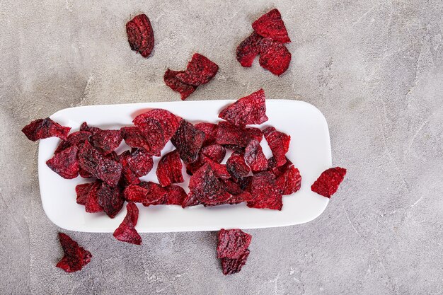 Getrocknete Rote-Bete-Chips auf Plastikschale