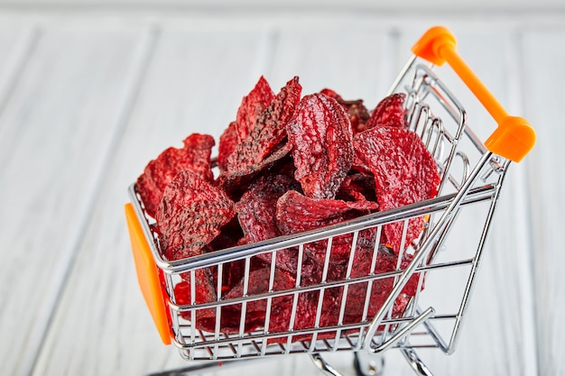 Getrocknete Rote-Bete-Chips im Einkaufswagen